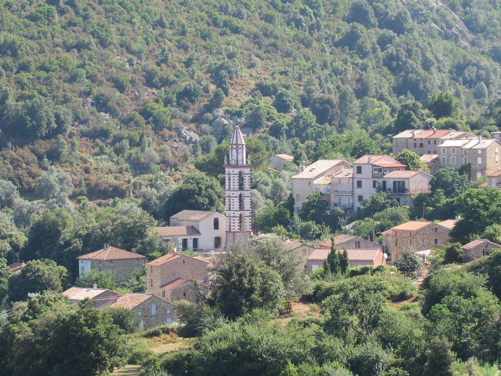 Le village de Peri, dans la vallée de la Gravona, adossé au maquis.